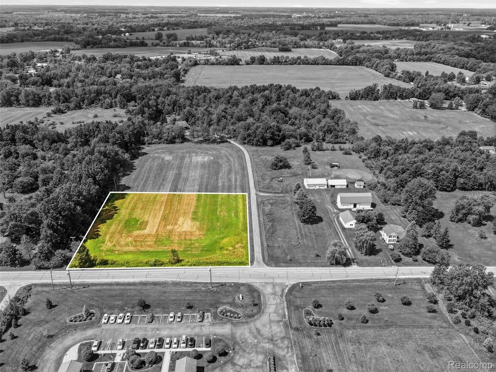 2712 N Burkhart Road, Howell township