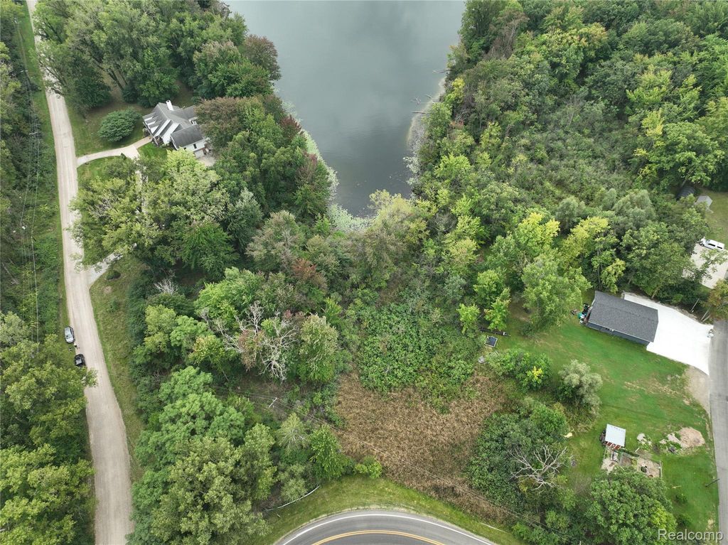 000 Edgelake Drive, Hamburg township