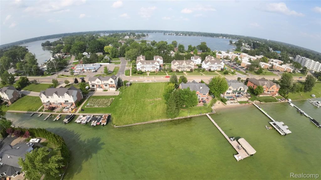 1540 Cass Lake Road, Keego Harbor city