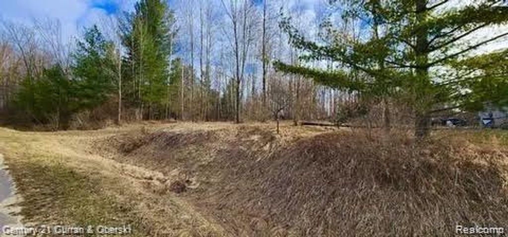 187 Greensboro Way, Butman township