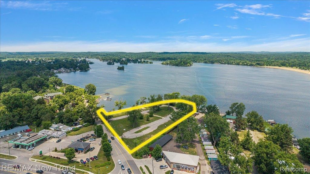 8300 Pontiac Lake Road, White Lake charter township