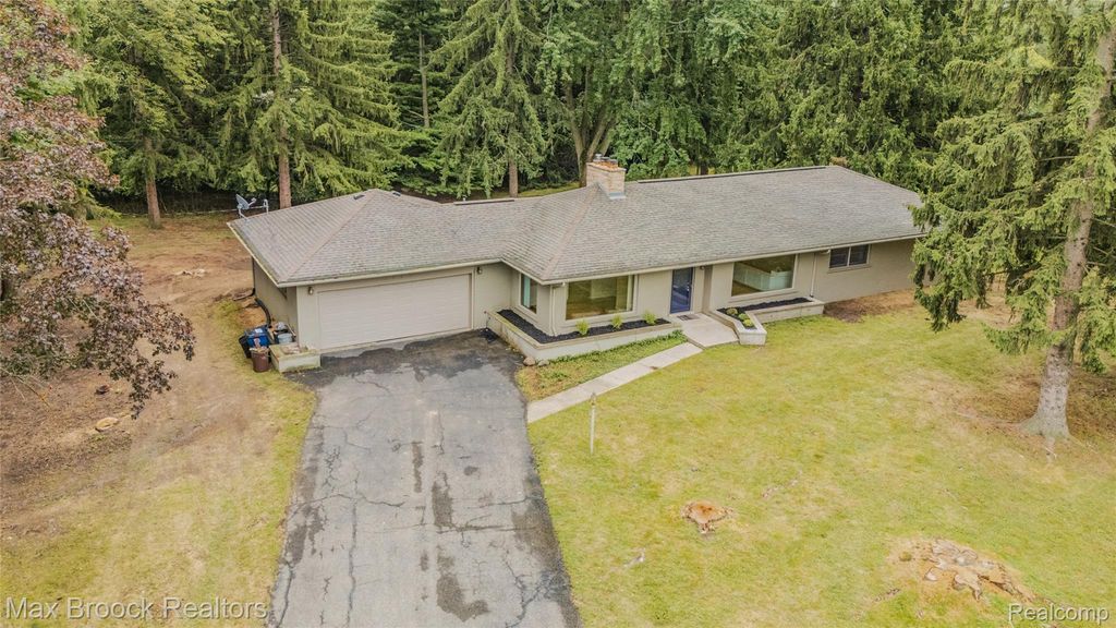 1519 Groton Road, Bloomfield charter township