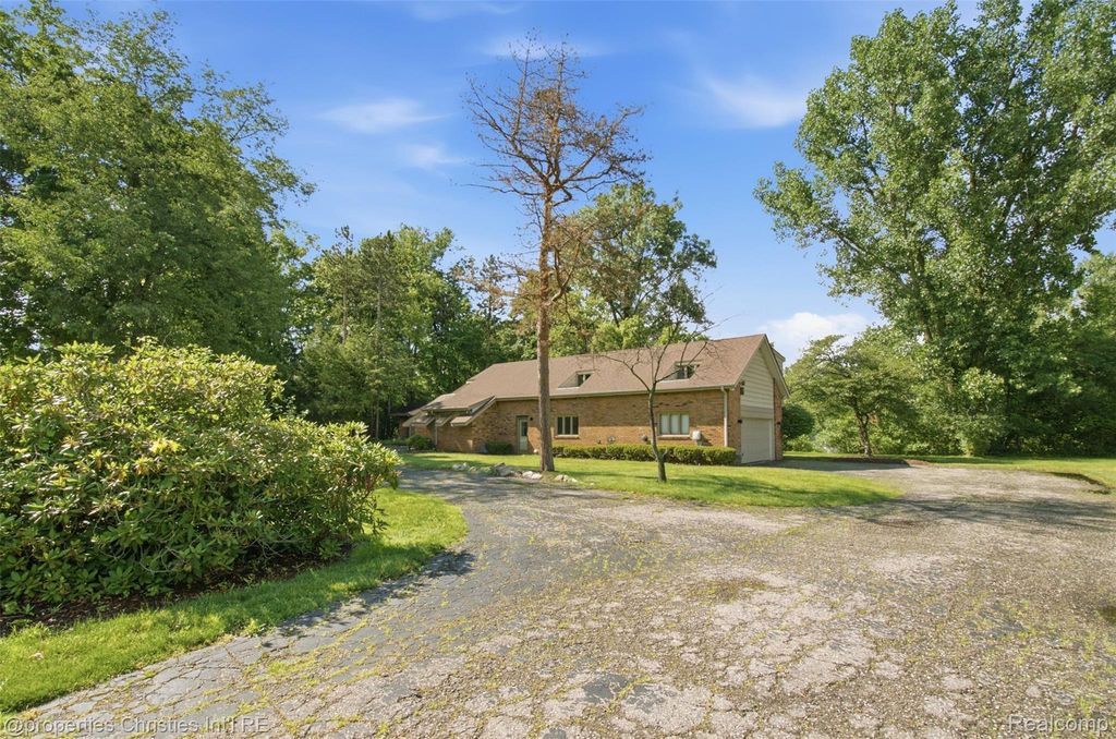 25310 Canterbury Road, Franklin