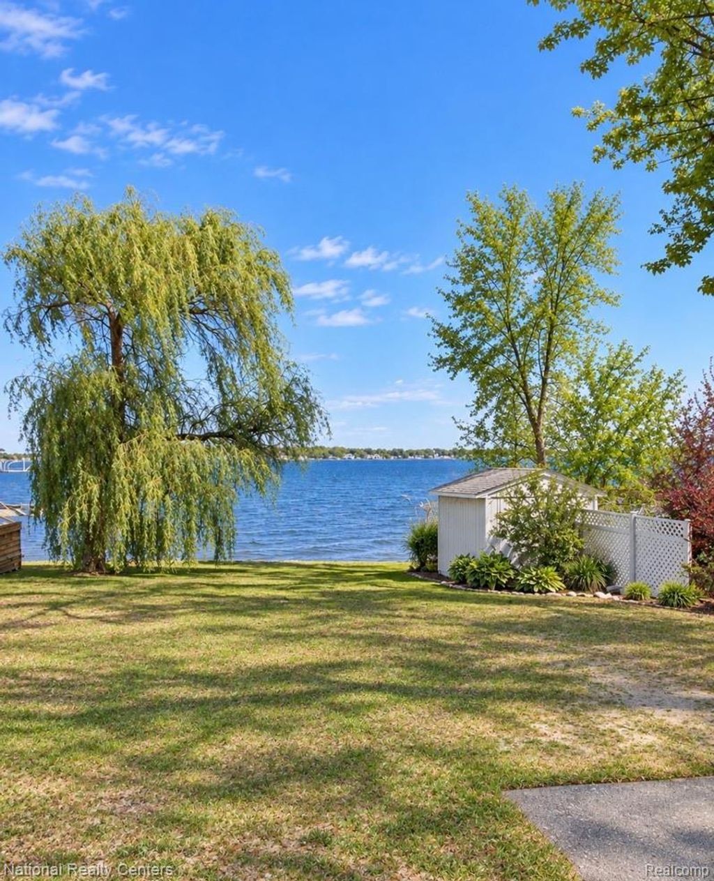 1711 E Lake Drive, Novi