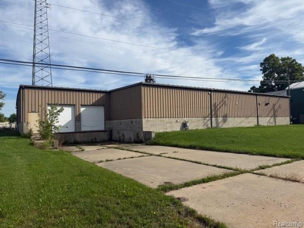 352 County Center Street, Lapeer