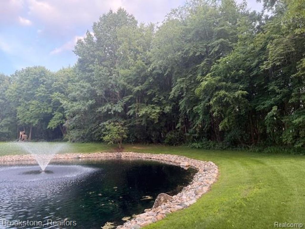 1 Lilac Lane, Shelby Twp