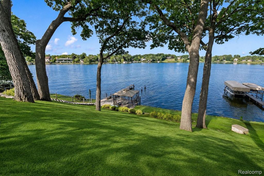 1879 Long Pointe Drive, Bloomfield Hills