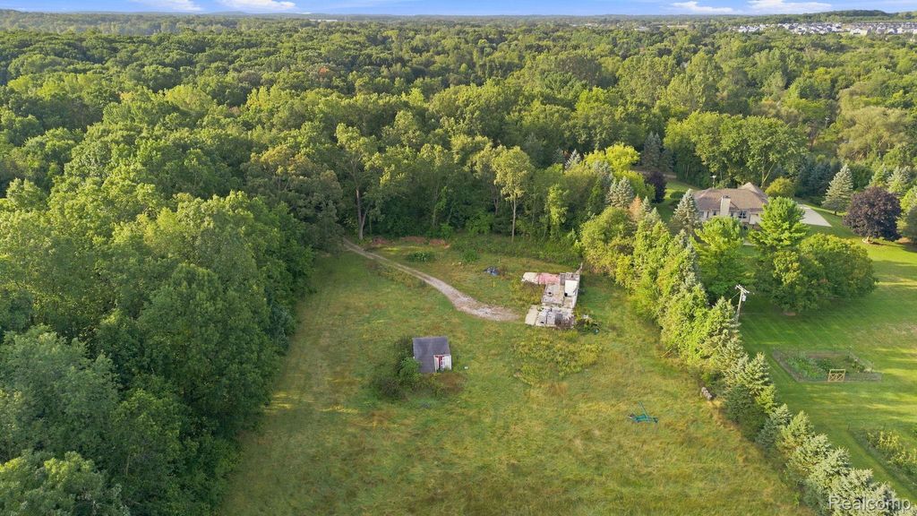 700 W Maple Road, Milford