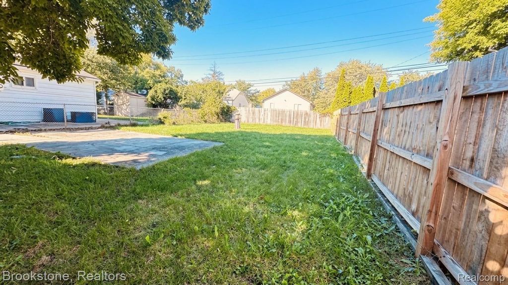 23275 Stewart Avenue, Warren