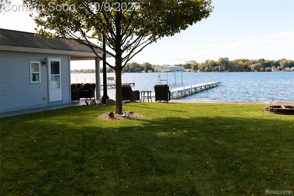 000 E Shore Drive, Whitmore Lake