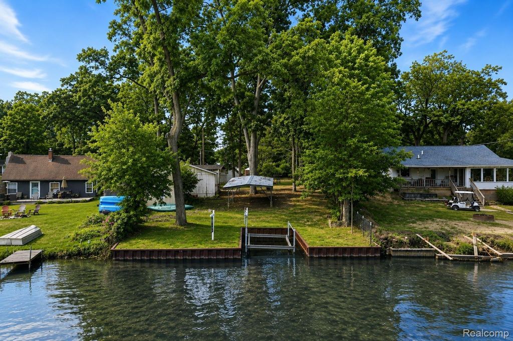 4370 Leroy St, White Lake