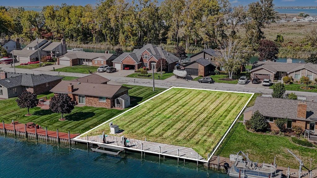 7343 Flamingo St, Algonac