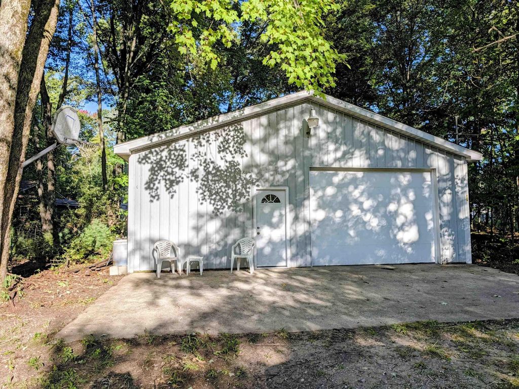 221 & 223 N Huron Rd, Au Gres