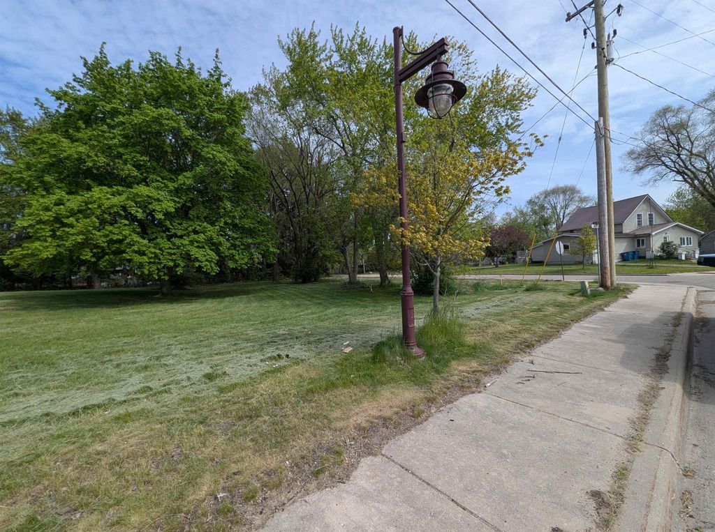 210 N Mackinaw, Au Gres township