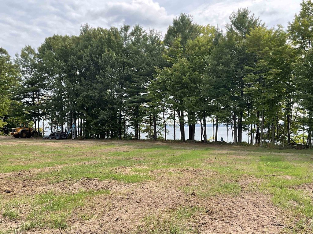 S Lee Point, Suttons Bay