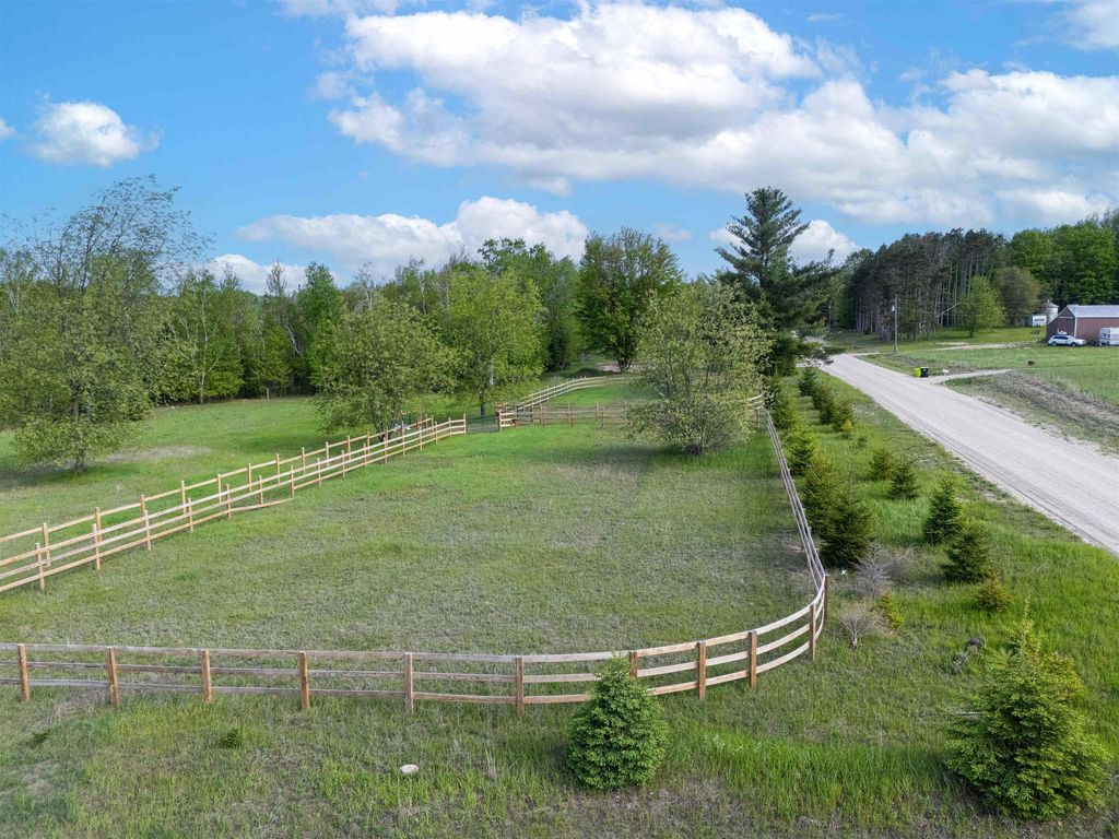 000 Bennett Rd, Acme township