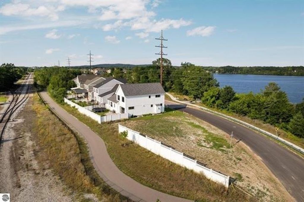 1360 Lake Ridge Dr, Traverse City city