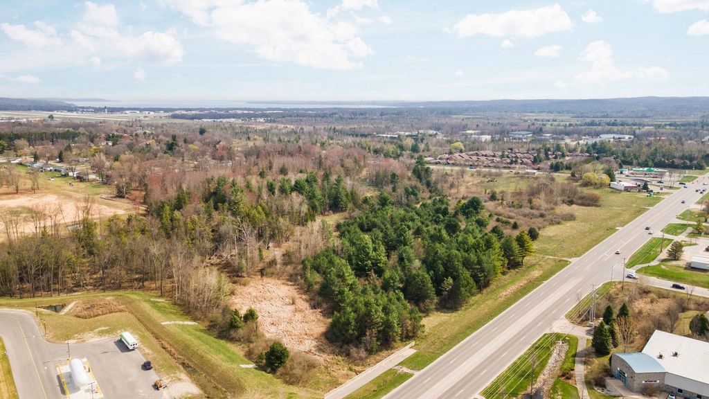 2051 N Garfield, Garfield charter township