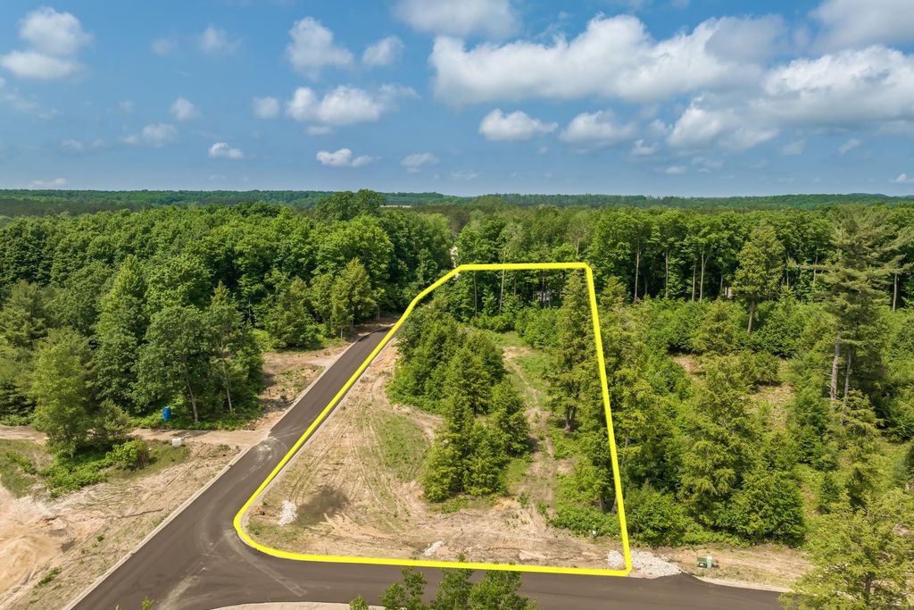 8910 Hemlock Hill, Long Lake township