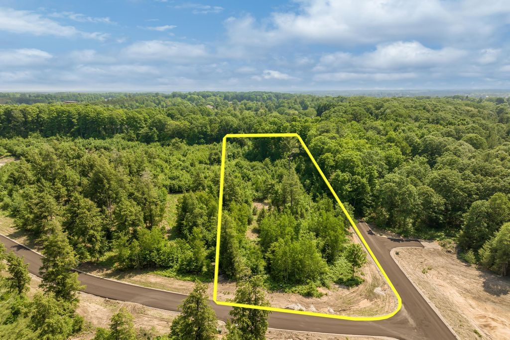 8903 Hemlock Hill, Long Lake township