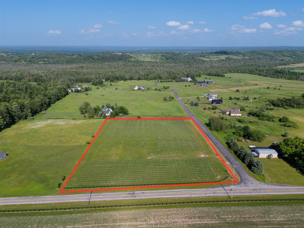 7027 Tobeco Creek Dr, Acme township