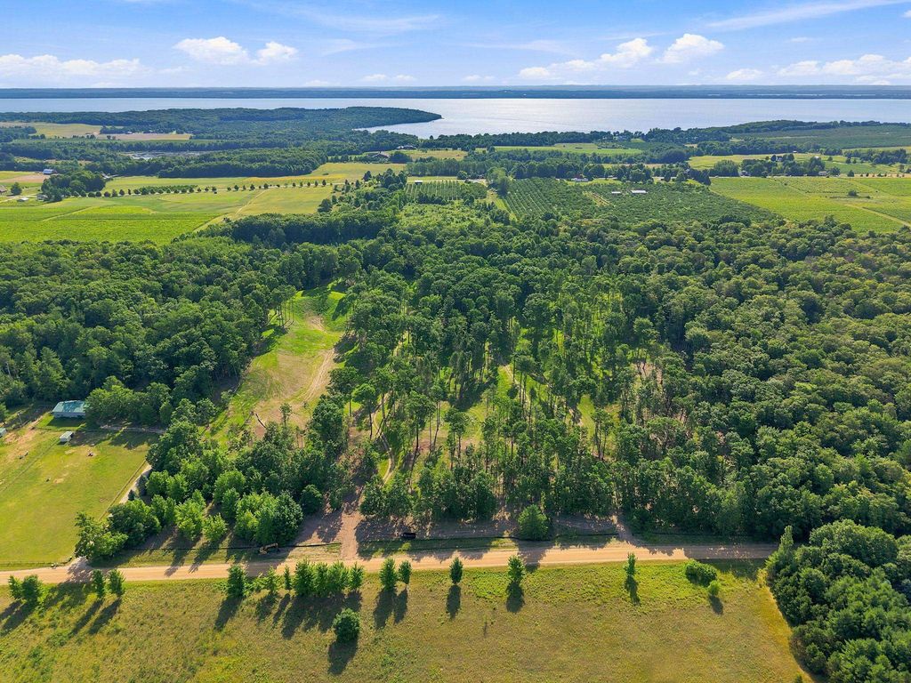 18618 Peninsula Dr, Peninsula township