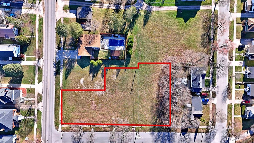 702 E Division St, Cadillac city