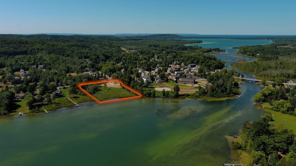509 S Lake Shore, Leland township