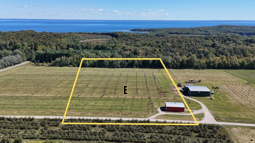 5790 (parcel E) N Omena Rise, Northport