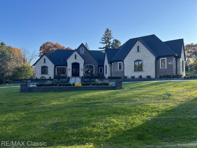 2673 Pine Bluffs Ct, Highland charter township