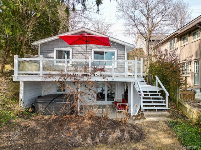 775 Central Dr, Lake Orion village