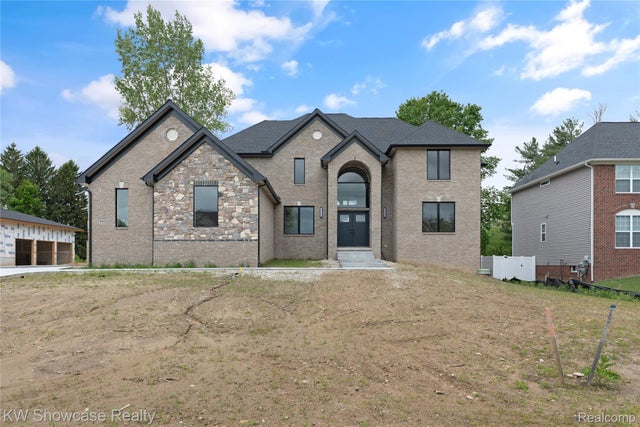 5245 Buell Dr, Commerce charter township