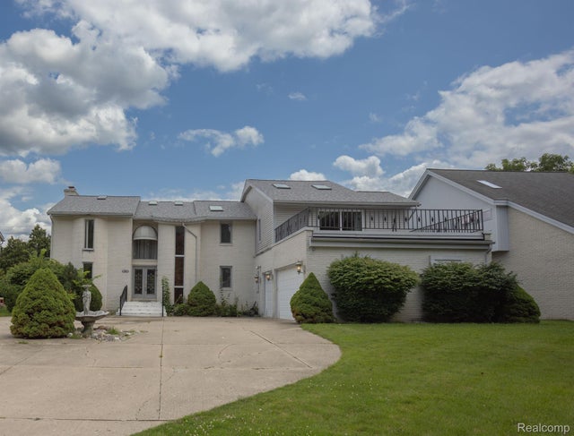 5881 Naneva, West Bloomfield charter township