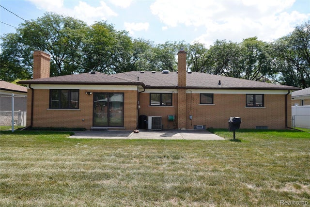 8115 Busch, Center Line city