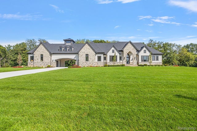 70501 Renata Crt, Bruce township