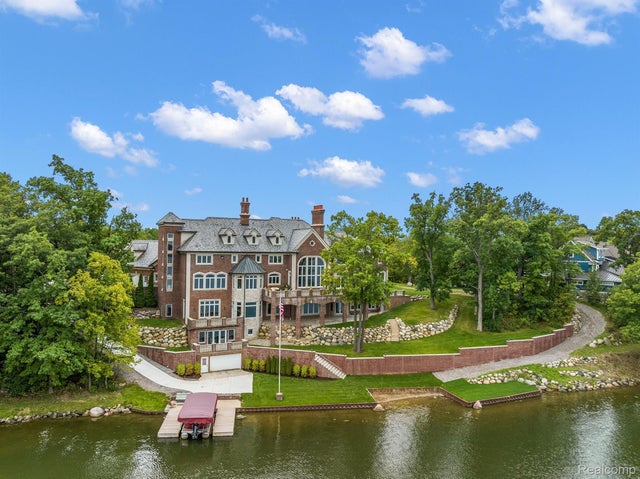10399 Lakeshore Dr E, Goodrich village