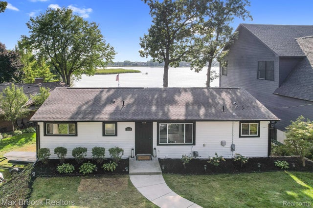2918 Woodbine Dr, Waterford charter township