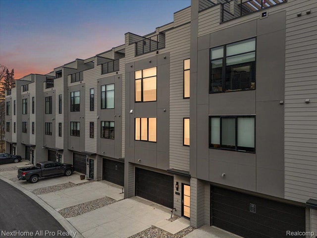 104 N Center Cv 11, Northville city