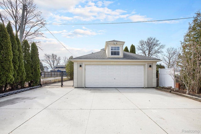 9861 Dixie, Ira township