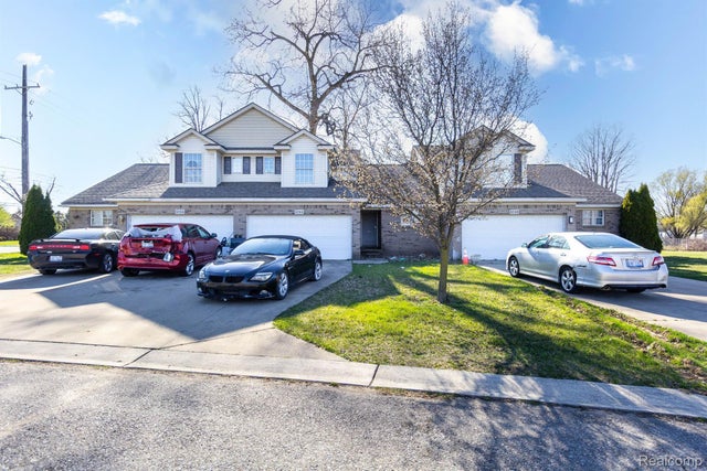 5750  South Ridge, Wayne city