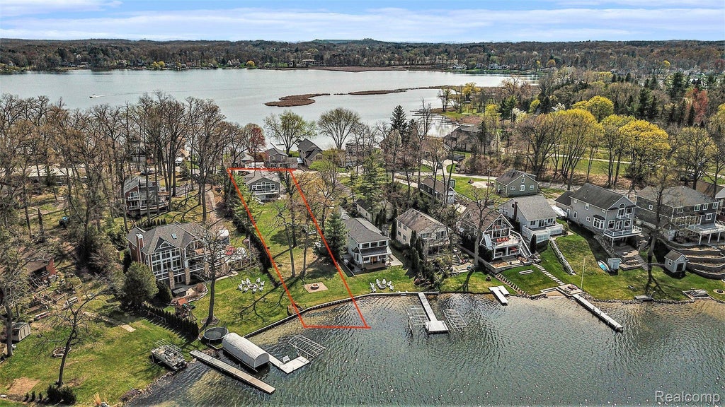 3836 Highcrest Dr, Genoa township