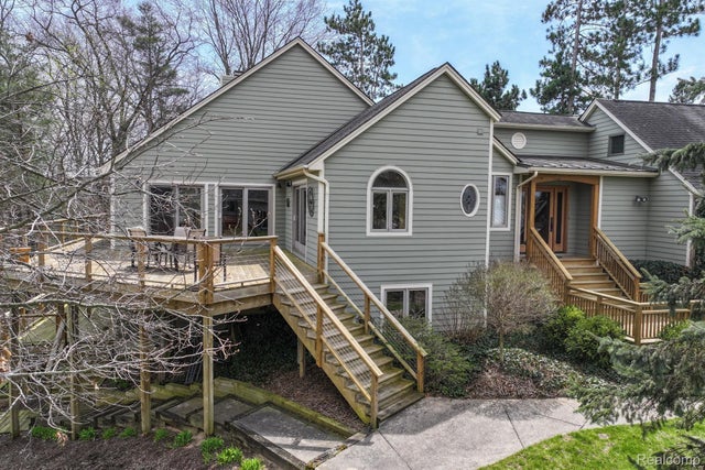 15355 Longfellow Dr, Argentine township