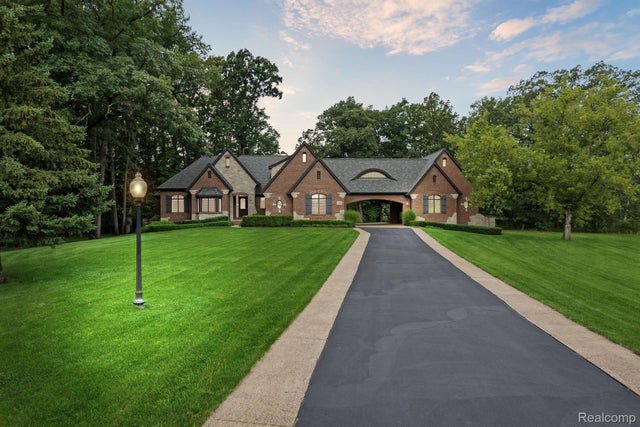 11599 Erins Way, Bruce township