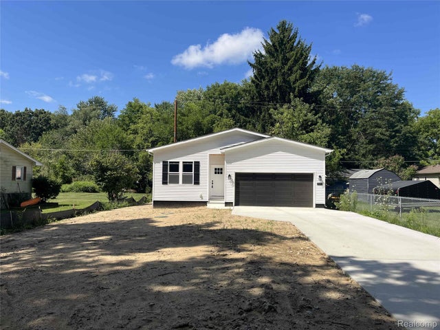 3175 Oakridge Dr, Highland charter township