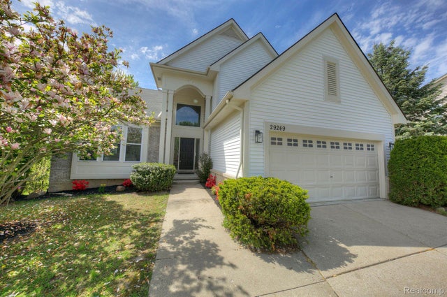 29249 Chelsea Cros, Farmington Hills city