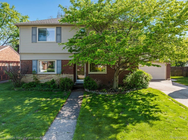 935 S Brys Dr, Grosse Pointe Woods city