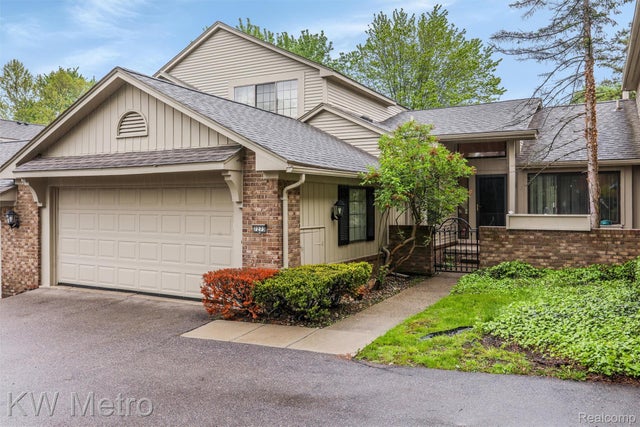 7273 Creeks Bend Crt, West Bloomfield charter township