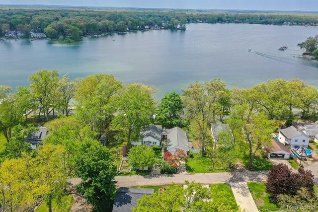 1786 Point Street, Commerce charter township