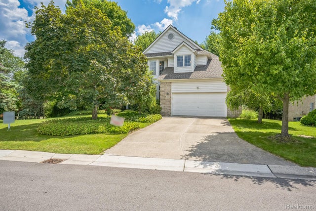 38049 Lantern Hill Court, Farmington Hills city