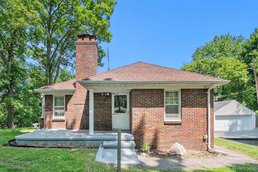 3382 W Silver Lake Road, Fenton city